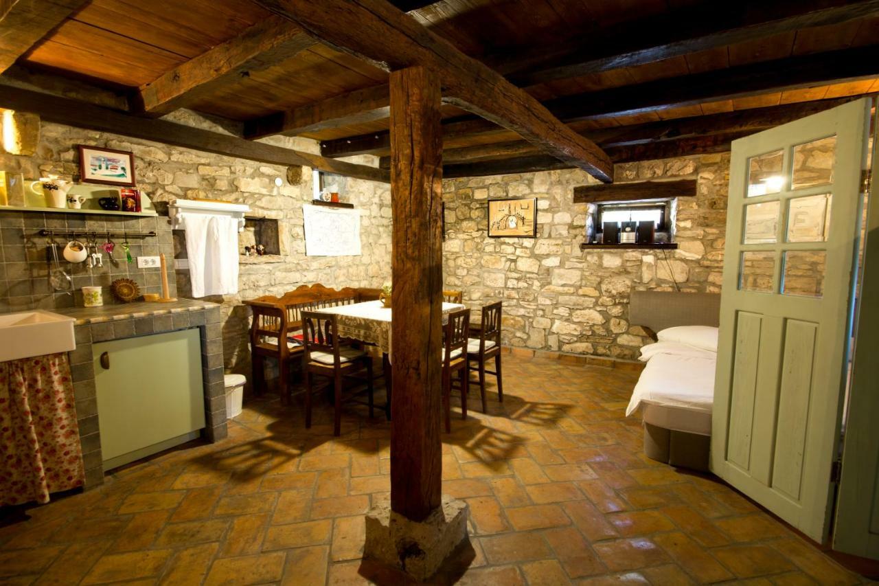 Holiday Homes Poli Svetega Antona Gračišće Esterno foto